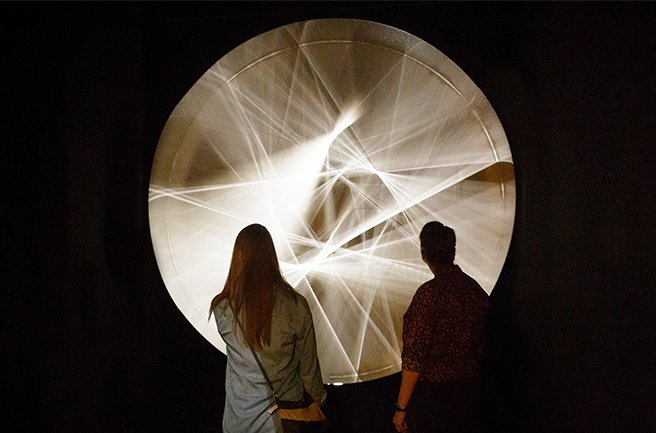 Bezoekers bij het werk Continuel-Lumière cylindre, 1966 van Julio le Parc in de tentoonstelling Actie <-> Reactie. 100 jaar kinetische kunst. Foto Fred Ernst Opening -dag en avond-Actie Reactie_22 sept 2018_foto Fred Ernst (92)_aangepast.jpg