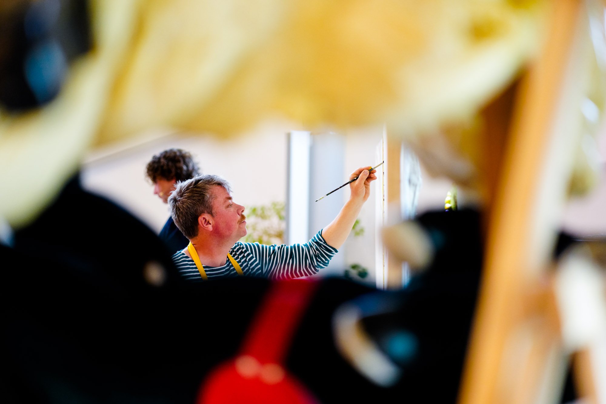 All you can Art artist David Bade at work during a church service at the Pauluskerk on 1 May 2022 photo, Marco De Swart Kerkdienst en aftrap AYCA Pauluskerk 1 mei 2022 Low Res 07.JPG