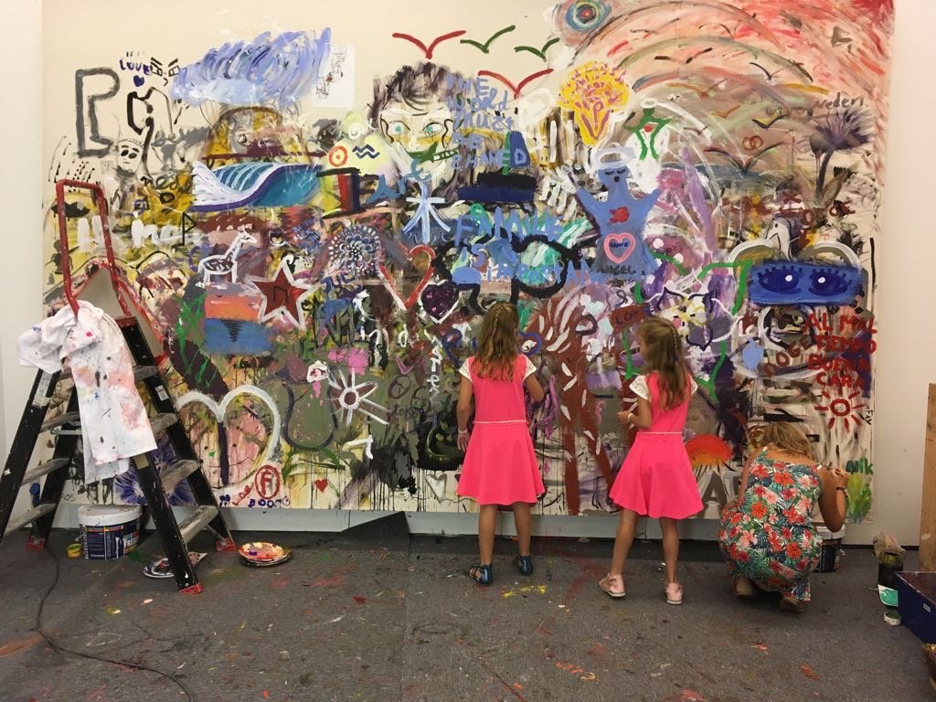 Jonge bezoekers in het atelier IMG_6424.JPG