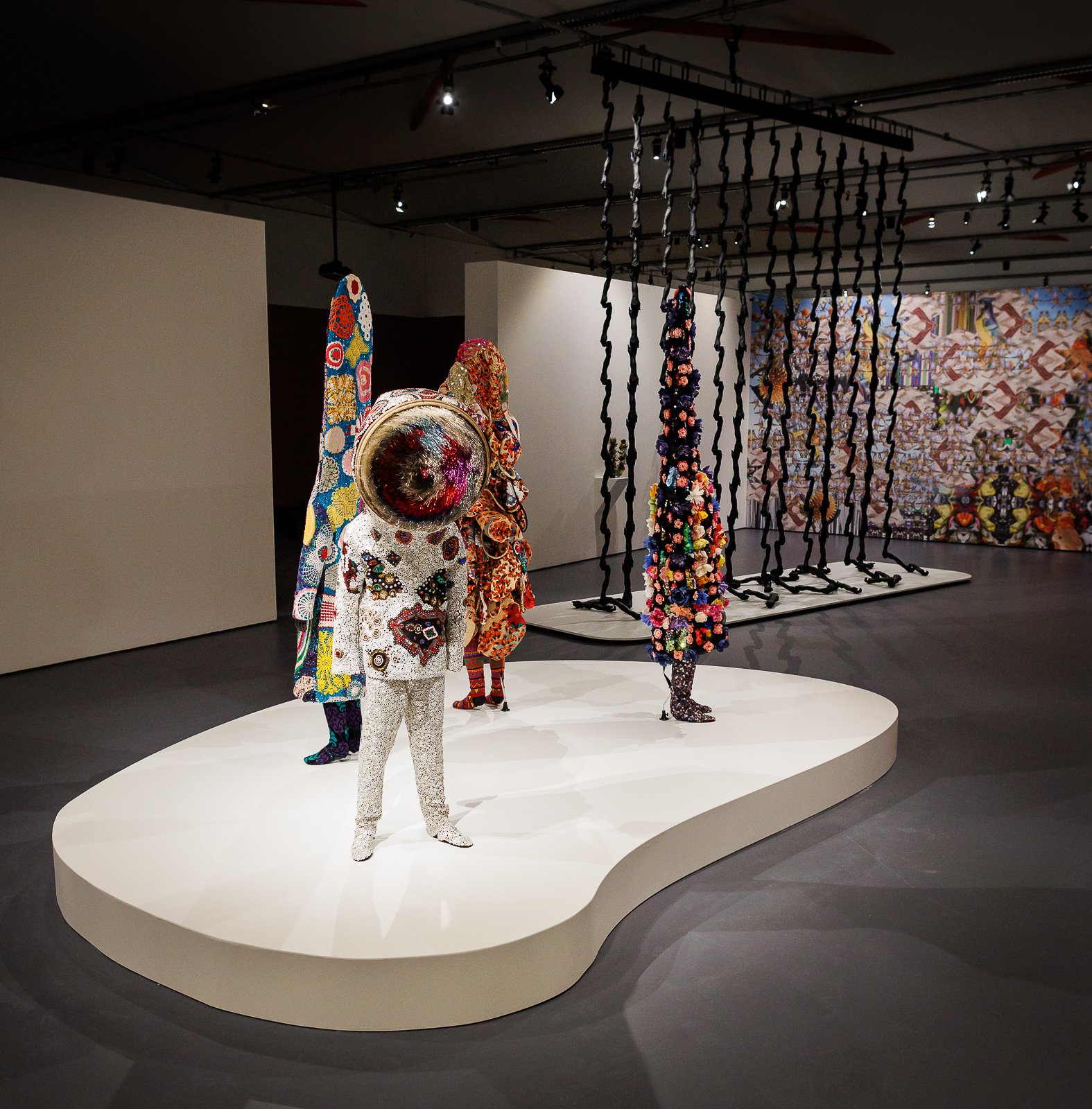 In the Black Fantastic. Sound Suits van kunstenaar Nick Cave. Foto Fred Ernst In the Black Fantastic, Kunsthal Rotterdam, foto Fred Ernst (2).jpg