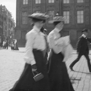 Twee vrouwen op de Dam, Amsterdam, 1901-1908 Breitner hoofdbeeld website - kopie van website.jpg
