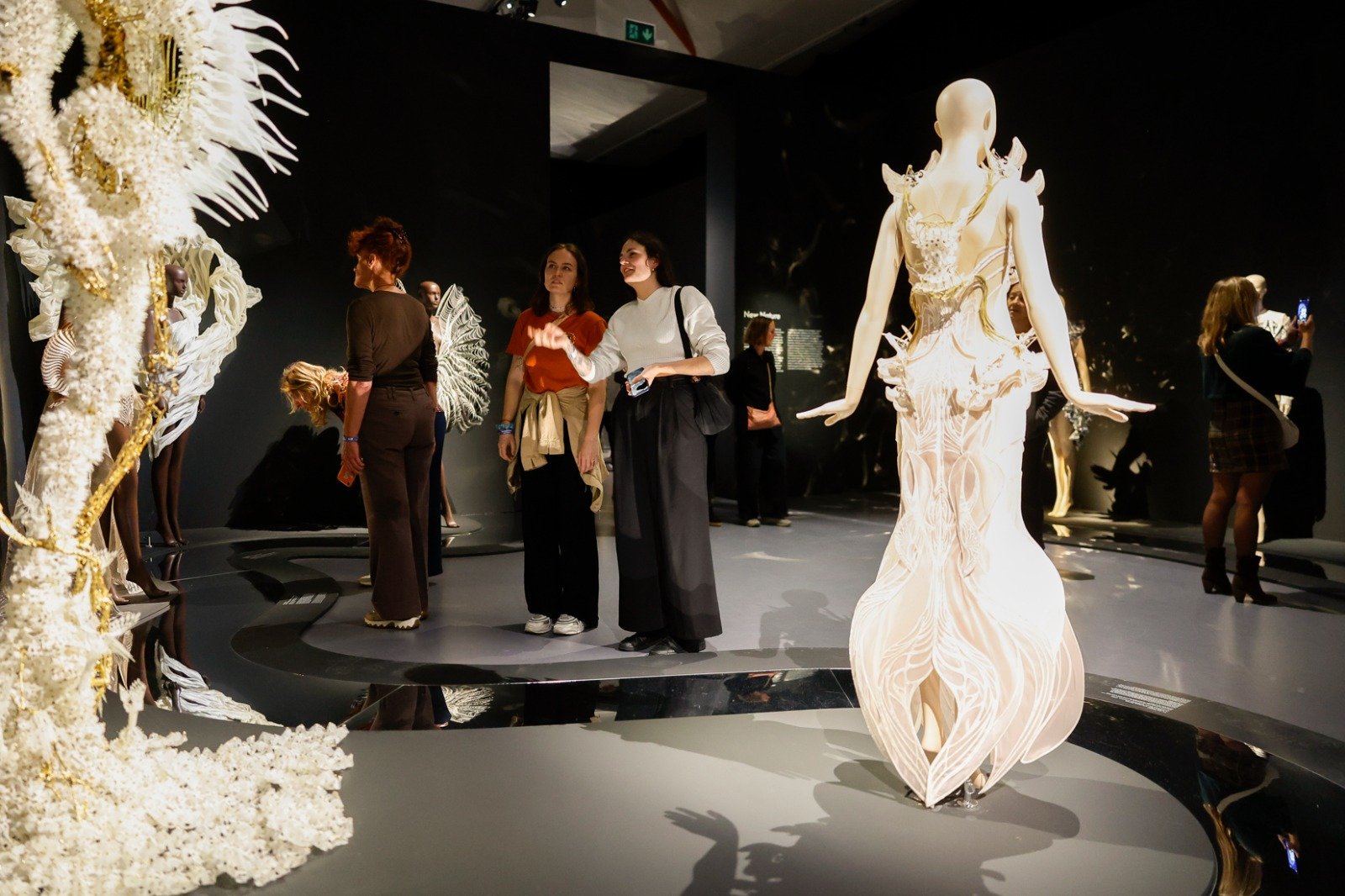 Bezoekers in de tentoonstelling Iris van Herpen: Sculpting the Senses. 81cf3f64-b081-4737-989d-2b97e903f312.jpg