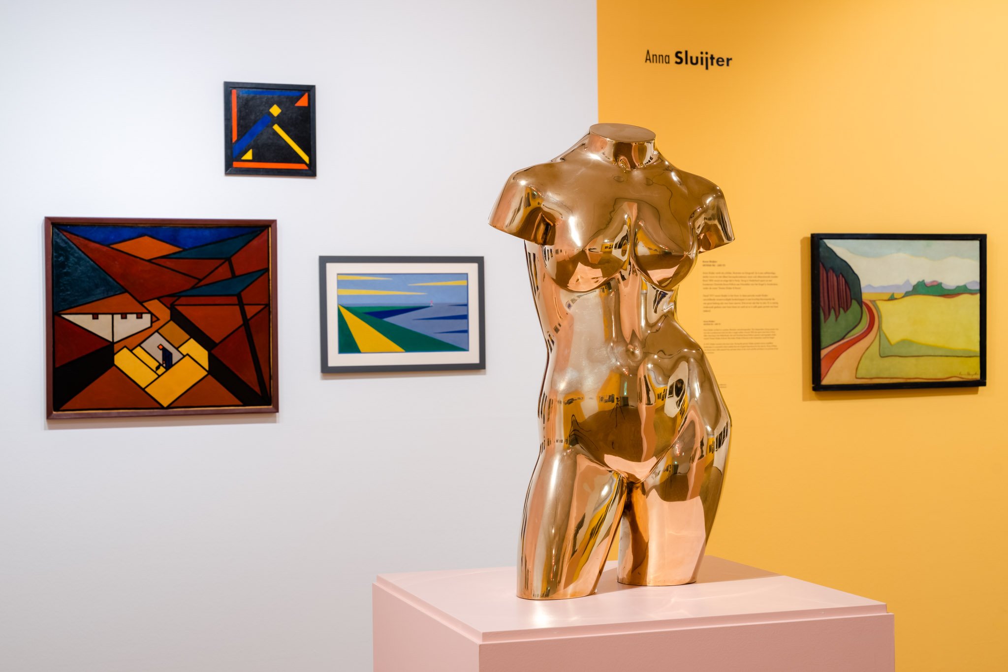 Vrouwenpalet 1900 - 1950. Foto Marco De Swart Vrouwenpalet 1900 - 1950_KunsthalRotterdam_ foto Marco De Swart (7).JPG