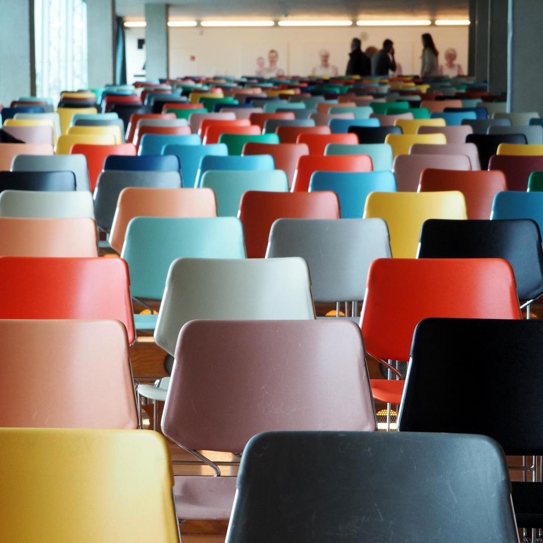 De kleurrijke Matrix Krueger stoelen in het Auditorium van de Kunsthal. Foto @studioapnl @studioapnl.jpg